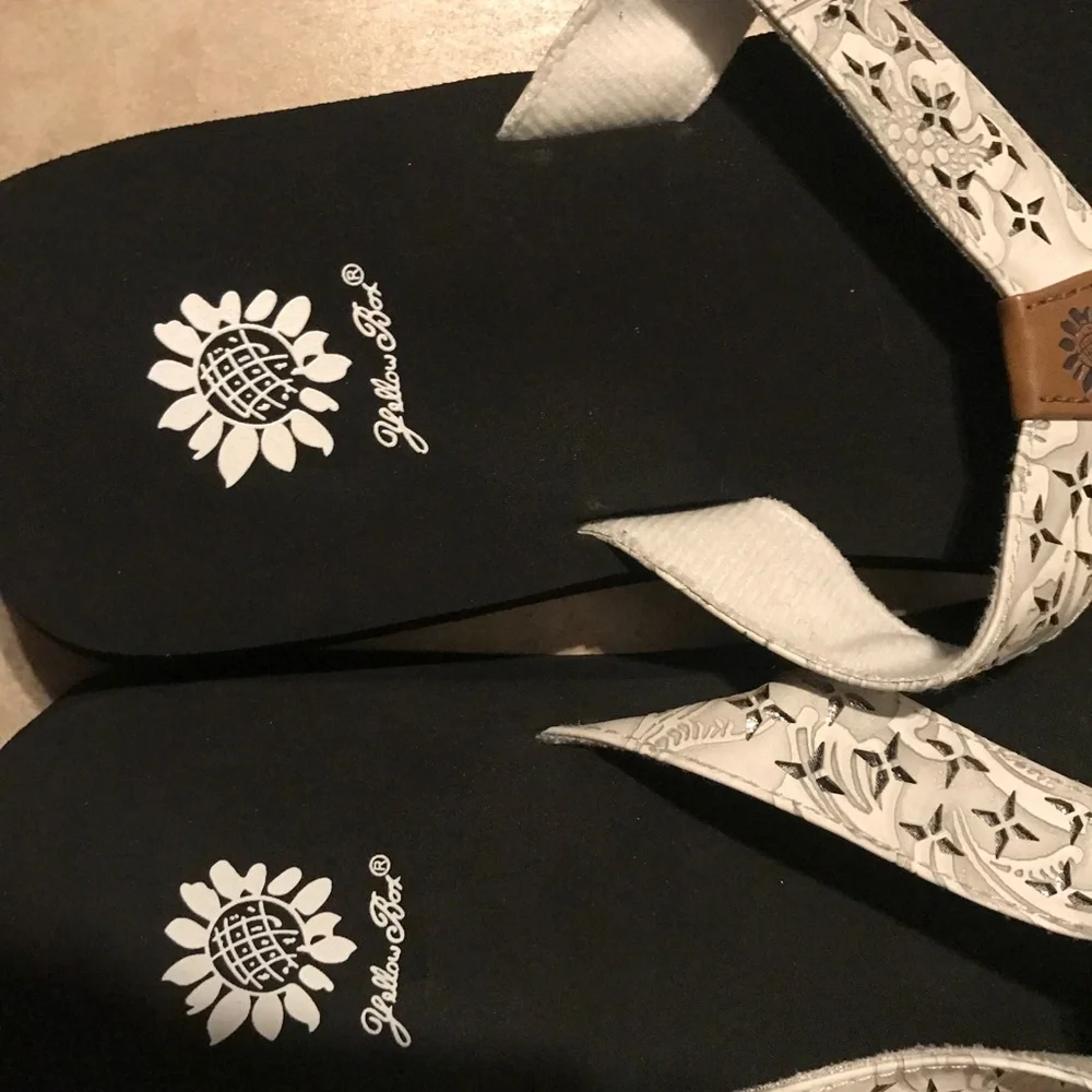 Yellow Box flip flops - Picture 5 of 7